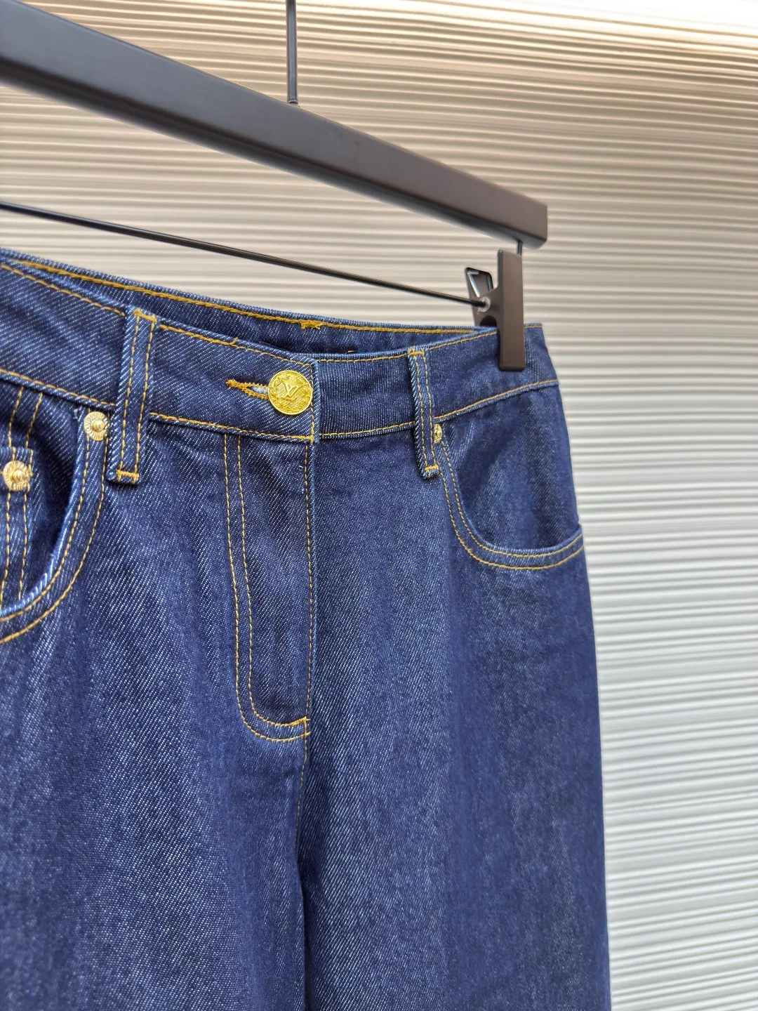 LOUIS VUITTON Dark blue logo cuffed denim trousers [Women's clothing] ●Authentic product: Purchased and developed for 12999 ●Item number: 1680064-A75 ●Material: Denim denim fabric ●Technology: Made on positioning cutting machine ●Version: Fitted version ●Weight: about 735 grams ●Size: 34-36-38 ●Description: This mini shorts is cut with seasonal deep-washed denim to create a neat straight fit. Contrasting topstitching outlines the classic structural lines, and the cuffed trousers reveal the Monogram printed lining, upgrading your daily look. The overall wiring is straight and delicate, the fabric is comfortable and soft, and the color is consistent without color difference. It can be matched with the same style to create a fashionable look and control various occasions. Customized accessories, complete with three standards, same style for men and women!